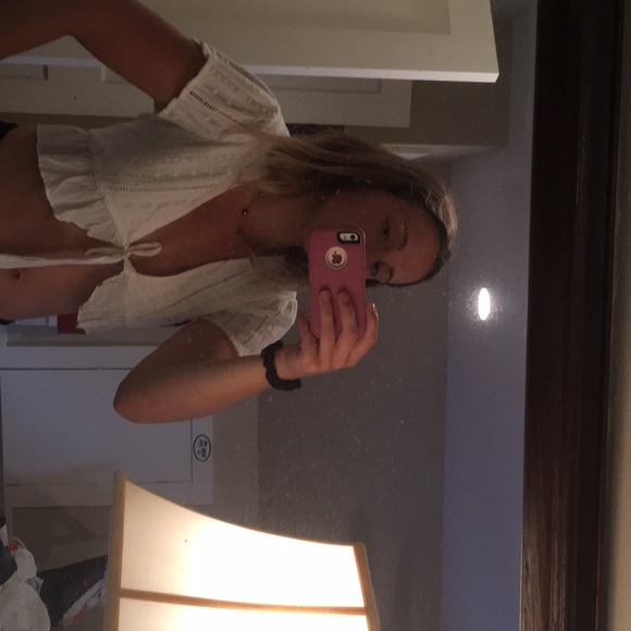 White top - Picture 1 of 6